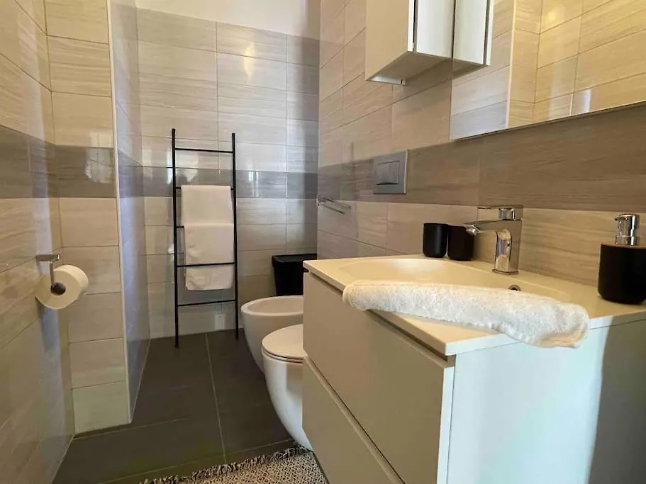 Artsy Flat With Shared Pool Apartamento Milão